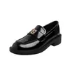 Estilo novo de primavera fivela quadrada pequena dourada estilo britânico versátil bico redondo salto grosso mocassins para mulheres