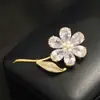 Broche Exquisito de Flor Blanca de Alta Gama con Piedras, Elegante y Estilizado Diseño de Pistilo de Perla, Broche de Alfiler de Seguridad Anti-Exposición para Mujer