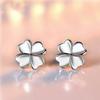 Nuevos pendientes clásicos de trébol de cuatro hojas con explosión, pendientes de trébol de cuatro hojas con cuerpo ligero y fresco para mujer, pendientes sencillos de moda.