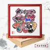 Pintura decorativa para ventana de corte de papel hecho a mano estilo chino con marco de madera maciza, una pieza decorativa que simboliza la navegación tranquila, adecuada como regalo para extranjeros