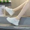 Tenis Casuales Blancos de Piel de Vaca de Primera Capa para Mujer, Estilo Retro Nuevo Primavera 2026, de Moda Versátiles con Suela Gruesa que Aumentan la Altura