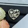 Broche de Corazón de Resina Chanel Estilo Nuevo 2025 para Mujer, Broche de Corazón Melocotón de Lujo de Alta Gama, Venta al por Mayor desde el Fabricante