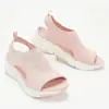Sandálias Romanas Femininas de Tamanho Grande Estilo Novo para Revenda com Design Fly-Knit, em Estoque, Salto Plataforma, Bico Aberto, Cor Sólida, Sandálias Casuais Planas de Verão