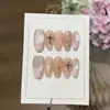 A [Aliança Sagrada de Pêssego Dourado] Menina Popular Europeia e Americana Rosa Barbie Cor Pêssego Francês Glitter Fino Strass Cruz Unhas Usáveis Feitas à Mão