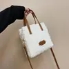 Kit de materiales DIY para bolsa de mano de hilo de coral hecho a mano, bolsa cuadrada pequeña de hombro cruzado tipo tote autodiseñada con patrón de cuadrícula