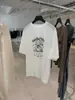Recomendación PrincipalColección Nueva Primavera/Verano 26 de Yuran: Camiseta de Manga Corta con Estampado Vintage del Edificio Wukang, Lavada con Enzimas, de Algodón y Cáñamo