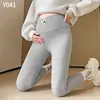 Leggings de maternidad de tiro bajo con soporte cruzado, rayas verticales, parches de dibujos animados y diseño elástico ajustado para usar como prenda exterior