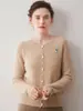 Nuevo abrigo suéter cálido y versátil de otoño para mujer, moderno y rejuvenecedor, con bordado de oso y detalles de botones de punto.