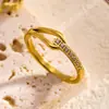 Anel de Aço Titânio com Cravação de Diamante, Design de Gota d'Água, Design Geométrico Hueco CNC, Anel Versátil de Garra de Nicho para Mulheres, Não Desbota