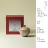 Fanru, pintado à mão com um esmalte vermelho flamejante, apresentando um design de nove raposas, uma xícara de chá de pé alto e um conjunto de chá de cerâmica para o chá Kung Fu