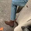 Aumento de Altura Interna ~ 2026 Novo Estilo Botas Curtas de Salto Grosso Marrom para Mulheres com Zíper nas Costas, Botas Martin com Solado Plano, Salto Baixo Estilo Coreano
