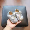 Zapatos de Princesa Plateados de Cuero para Bebé Niña Estilo Nuevo Primavera 2026 Suela Suave Antideslizantes Zapatos para Niños Pequeños Moño de Encaje Zapatos para Bebés y Niños Pequeños