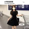 Saia Curta Preta em Linha A, Vestido Preto Curto que Marca a Cintura, Roupa de Verão 2026, Vestido Espinha de Peixe Estilo Hepburn Emagrecedor