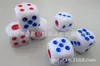 Suministro de dados de plástico, dados de puntos rojos y azules, una variedad de colores para elegir