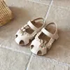 Decoración Colgante de Conejo con Lazo Tejido de Dibujos Animados Andador para Bebé Suela Suave Sandalias Pequeñas Estilo Verano 2026 Zapatos de Playa