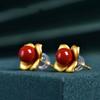 Aretes originales hechos a mano de plata esterlina s925 con método antiguo chapados en oro grueso incrustados con ágata roja del sur natural florete de cuatro hojas en plena floración
