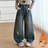 Mono de Tela Vaquera con Peluche de Gato para Niñas Elegante Otoño/Invierno Nueva Moda Versátil para Niños Piernas Anchas Adelgazantes