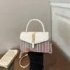 Bolsa quadrada pequena com aba em couro matelassê estilo Chanel para mulheres, com fecho giratório, disponível para atacado e em estoque