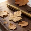Broche de Hoja de Arce Otoño e Invierno Transfronterizo para Mujer, Pin de Esmalte Degradado, Accesorio Retro para el Trabajo y el Viaje, Fabricante de Qingdao