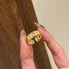 Nuevo Anillo de Flor de Iris Cepillada con Borde de Encaje de Bola Estilo Palacio Dorado Tallado Texturizado Anillo de Corindón Rojo Lujo Ligero para Mujer