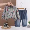 Conjunto de Duas Peças da Moda de Primavera para Meninos, Estilo Coreano Tendência Infantil Conjunto de Jaqueta com Capuz Grafite Dinossauro para Primavera e Outono, Venda Direta