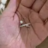 Anillo minimalista de cruce deslumbrante con incrustaciones de diamantes, de lujo ligero con un toque de alta gama, anillo apilable para el trabajo, versátil y exquisito anillo para el dedo índice