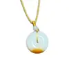 Jade Dorado de Seda de Xinjiang Jade Blanco Color Bonito Manchado Colgante Seguro Color Azúcar Hebilla de Seguridad de Jade Colgante Colgante de Jade Venta al por Mayor