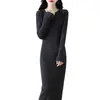 Vestido de tricô longo com decote V para mulheres, novo vestido de outono e inverno, caimento justo, acima do joelho, vestido versátil para combinar com um casaco