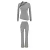 Conjunto Moderno con Cuello Asimétrico, Camiseta Lisa de Manga Larga, Pantalones de Campana de Cintura Alta y Falda Midi de Cintura Alta para un Look Atrevido