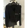 Camiseta Base de Manga Larga Ajustada de Dos Piezas Falsas con Botones, Cuello en V, Versátil, Adelgazante, Nueva para Primavera y Otoño 2026, Top de Moda
