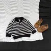 Roupa Infantil Coreana Conjunto de Outono para Bebê Menino Bonito Tricô Listrado + Macacão Jeans Conjunto Elegante de Duas Peças