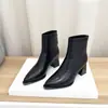 Botas de Salto Alto com Cabeça de Metal Femininas Outono/Inverno Novo Estilo para o Dia a Dia Botas de Cano Curto Confortáveis com Salto Grosso Emagrecimento