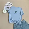 Camiseta informal chic y versátil para el verano, con cuello redondo, manga corta, bloques de color retro y estampado de kapok y manzana.