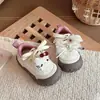Novos sapatos de caminhada infantis de outono, antiderrapantes e leves, sapatos pequenos de couro para meninas com proteção para os dedos, sapatos versáteis para atividades ao ar livre, produto genuíno