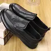 Zapatos de hombre transfronterizos 2026 nuevo modelo zapatos casuales de cuero negros para hombre tipo slip-on con suelas suaves, resistentes al desgaste, adecuados para negocios y para ir al trabajo