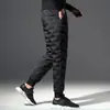 Pantalones Térmicos de Invierno para Hombre Engrosados de Cintura Alta Adelgazantes Ropa Exterior Pantalones de Algodón con Plumas 2025 Ajuste Delgado Pantalones Cónicos Pantalones de Algodón del Noreste