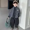 Conjunto de Peluche para Niños Otoño Invierno 2026 Estilo Coreano Chico Genial Chaqueta a Rayas Pantalones Conjunto de Tres Piezas