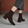 Nuevas botines de tobillo estilo retro con patchwork 2026, punta redonda, color marrón, tacón grueso versátil, diseño ajustado y estilo de bota Martin