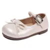 Zapatos de piel estilo pequeña princesa coreana 2026 modelo nuevo para niñas, zapatos de charol rosa estilo Chanel con suelas suaves, zapatos versátiles y lindos para bebé niña