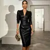 Sitio independiente de Amazon Nuevo estilo europeo y americano Vestido de cuero PU para mujer, cuello en V, manga larga, entallado en la cintura, adelgazante, elegante vestido bodycon