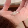 Anillo de Princesa de Moissanita Cepillado Tejido Plateado Nicho Exquisito Gama Alta Venta Directa del Fabricante