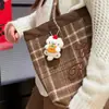Colgante de Muñeca Original Serie Caqui y Cacahuete de la Suerte Tengyi, Decoración de Mochila Femenina, Lindo Adorno de Llavero