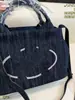 Bolso de mano vintage de mezclilla de diseño de alta gama, gran capacidad, simple y versátil para vacaciones y para ir al trabajo, se puede usar como bandolera o bolso de hombro para la playa