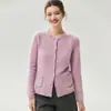 Cárdigan de punto de cachemira de alta gama y seda de morera, con delicados detalles de calado, cuello redondo y un estilo suave y femenino, perfecto para otoño e invierno.