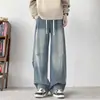 Vibe de rua americana jeans retrô desgastado para homens, estação outono, caimento solto, cor sólida, corte reto, levemente alargado, modelador, calça longa moderna
