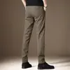 Pantalones casuales color caqui de alta gama italianos para hombre, nuevos pantalones rectos versátiles de corte slim para otoño e invierno 2026, de negocios