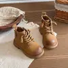 Sapatos Infantis Botas Martin 2026 Primavera/Verão Nova Moda Botas Curtas Versáteis Meninos Crianças Médias e Mais Velhas Estilo Britânico Botas Individuais