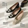 Sapatos Mary Jane Quadrados de Bico para Mulheres, Estilo Francês, Modelo Novo Inverno 2026, Slip-On com Fivela Quadrada de Strass, Sapatilhas de Camurça