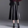 Saia midi de couro PU moderna e jovem para mulheres, nova coleção de outono 2026, cintura alta, modeladora, evasê, fashion e versátil