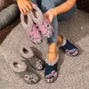Novos Sapatos de Algodão Femininos Bordados Planos Sapatos de Mãe com Veludo para Manter Aquecido Estilo Étnico Transfronteiriços Antiderrapantes Sola Macia Sapatos Slip-On para Mulheres